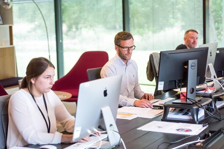 Con un software de recursos humanos puedes centralizar los datos de tus empleados, buscando y encontrando fácilmente la información en un solo lugar.