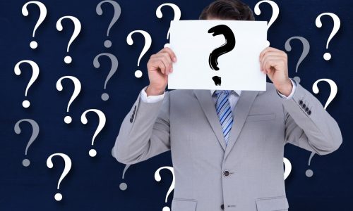 hombre-cartel-interrogacion-fondo-interrogaciones_1134-557